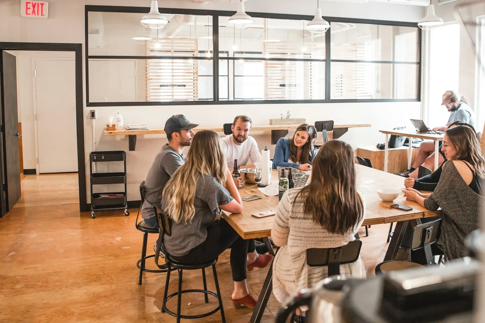 Personas trabajando juntas en un estudio