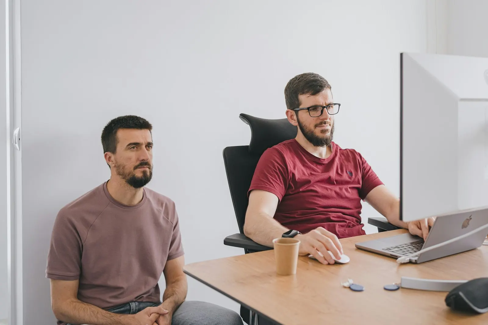 Dos personas de una empresa tecnológica revisan un proyecto en su oficina